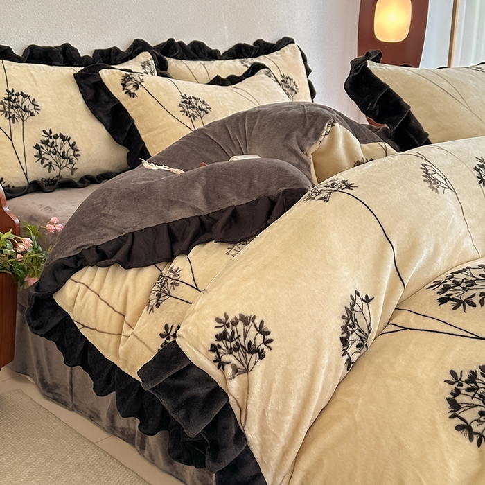 91家纺网 家纺一手货源 找家纺 亿品2025新款直播爆款韩版赫本风高克重牛奶绒四件套床裙款 8.5斤（有买家秀加v） 春风十里