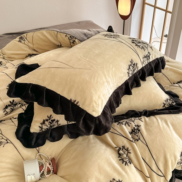 91家纺网 家纺一手货源 找家纺 亿品2025新款直播爆款韩版赫本风高克重牛奶绒四件套床裙款 8.5斤（有买家秀加v） 春风十里