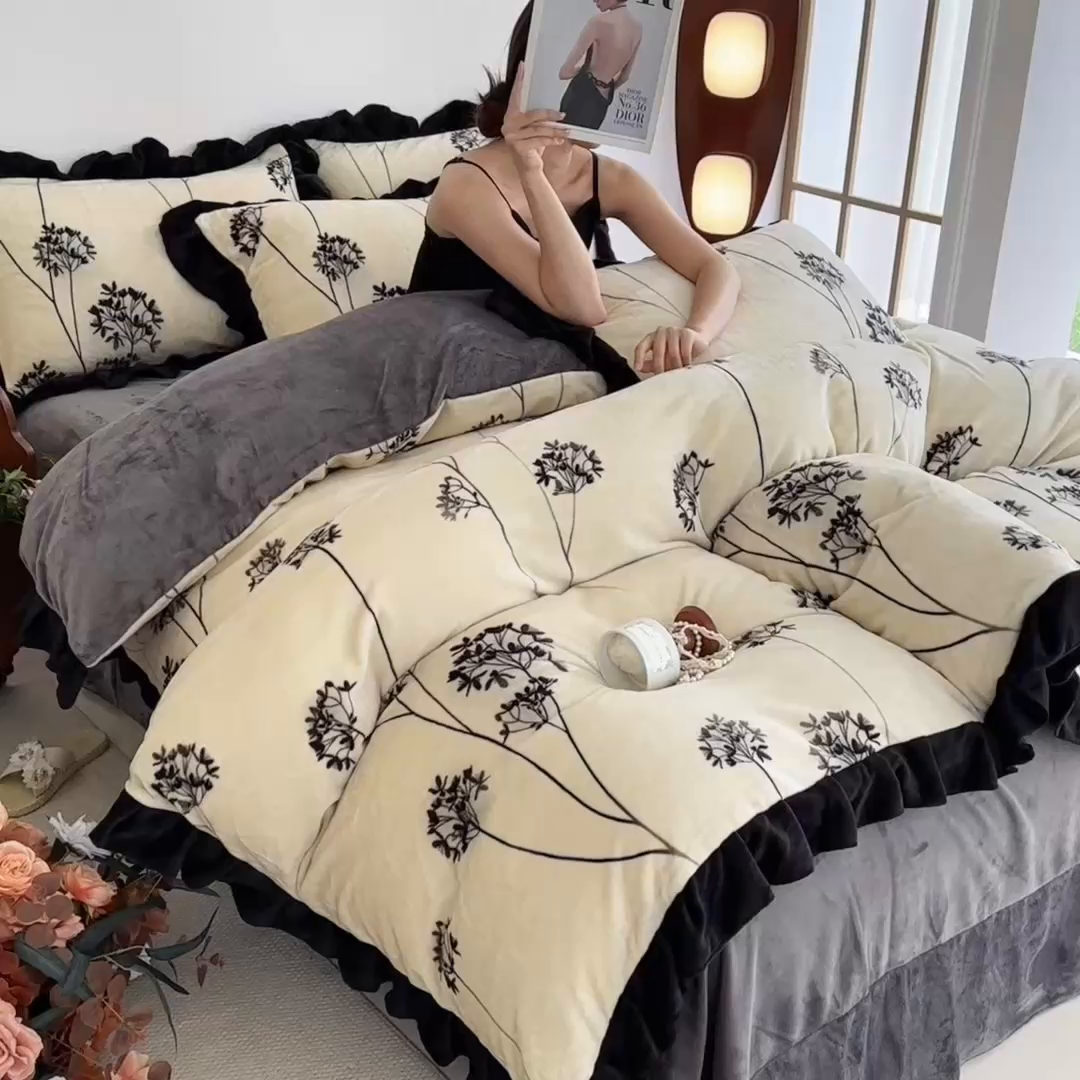 91家纺网 家纺一手货源 找家纺 亿品2025新款直播爆款韩版赫本风高克重牛奶绒四件套床裙款 8.5斤（有买家秀加v） 春风十里