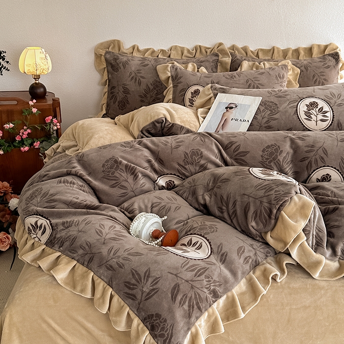 91家纺网 家纺一手货源 找家纺 亿品2025新款直播爆款韩版赫本风高克重牛奶绒四件套床裙款 8.5斤（有买家秀加v） 暗香疏影