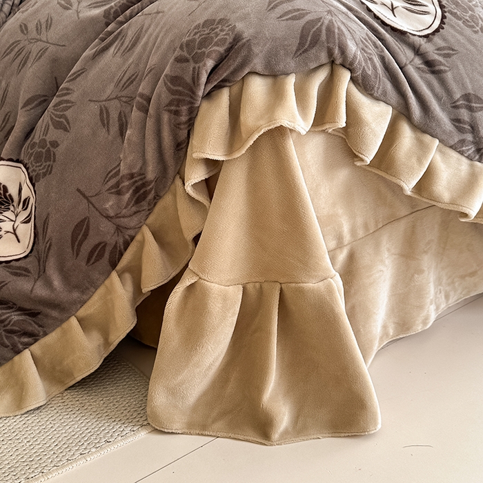 91家纺网 家纺一手货源 找家纺 亿品2025新款直播爆款韩版赫本风高克重牛奶绒四件套床裙款 8.5斤（有买家秀加v） 暗香疏影