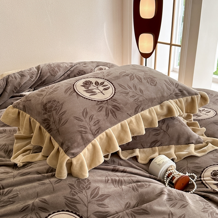 91家纺网 家纺一手货源 找家纺 亿品2025新款直播爆款韩版赫本风高克重牛奶绒四件套床裙款 8.5斤（有买家秀加v） 暗香疏影