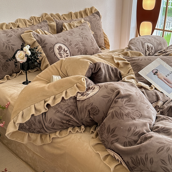 91家纺网 家纺一手货源 找家纺 亿品2025新款直播爆款韩版赫本风高克重牛奶绒四件套床裙款 8.5斤（有买家秀加v） 暗香疏影