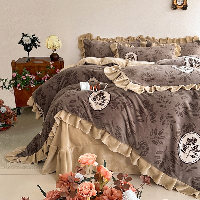 91家纺网 家纺一手货源 找家纺 亿品2025新款直播爆款韩版赫本风高克重牛奶绒四件套床裙款 8.5斤（有买家秀加v） 暗香疏影