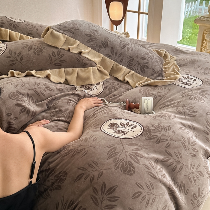 91家纺网 家纺一手货源 找家纺 亿品2025新款直播爆款韩版赫本风高克重牛奶绒四件套床裙款 8.5斤（有买家秀加v） 暗香疏影