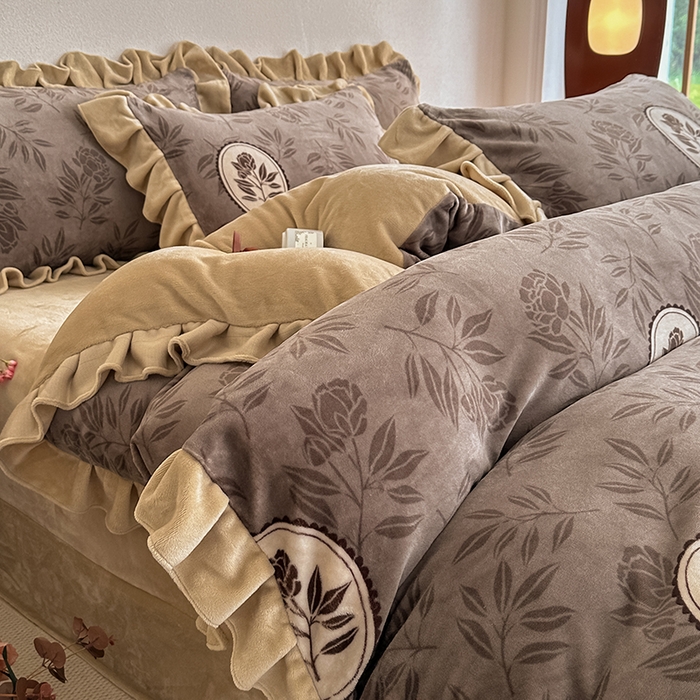 91家纺网 家纺一手货源 找家纺 亿品2025新款直播爆款韩版赫本风高克重牛奶绒四件套床裙款 8.5斤（有买家秀加v） 暗香疏影