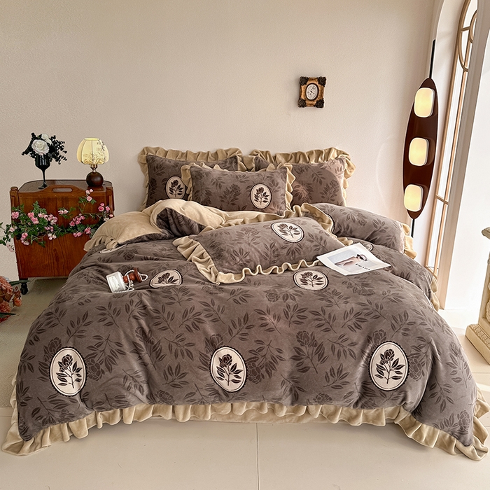 91家纺网 家纺一手货源 找家纺 亿品2025新款直播爆款韩版赫本风高克重牛奶绒四件套床裙款 8.5斤（有买家秀加v） 暗香疏影