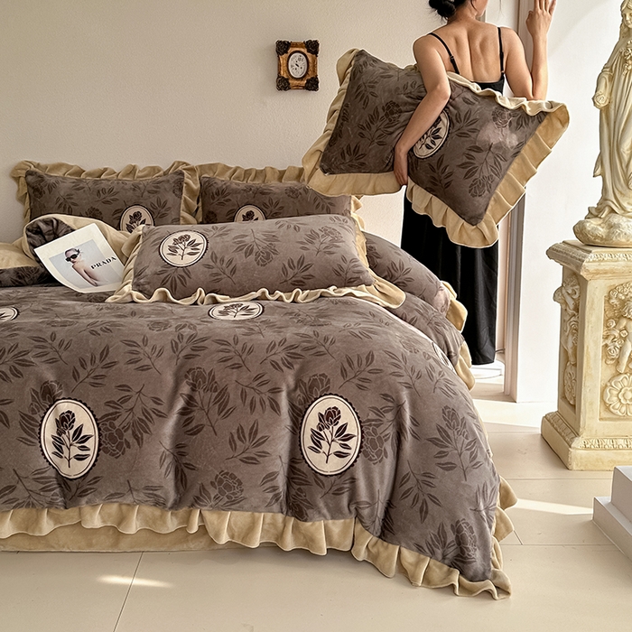 91家纺网 家纺一手货源 找家纺 亿品2025新款直播爆款韩版赫本风高克重牛奶绒四件套床裙款 8.5斤（有买家秀加v） 暗香疏影