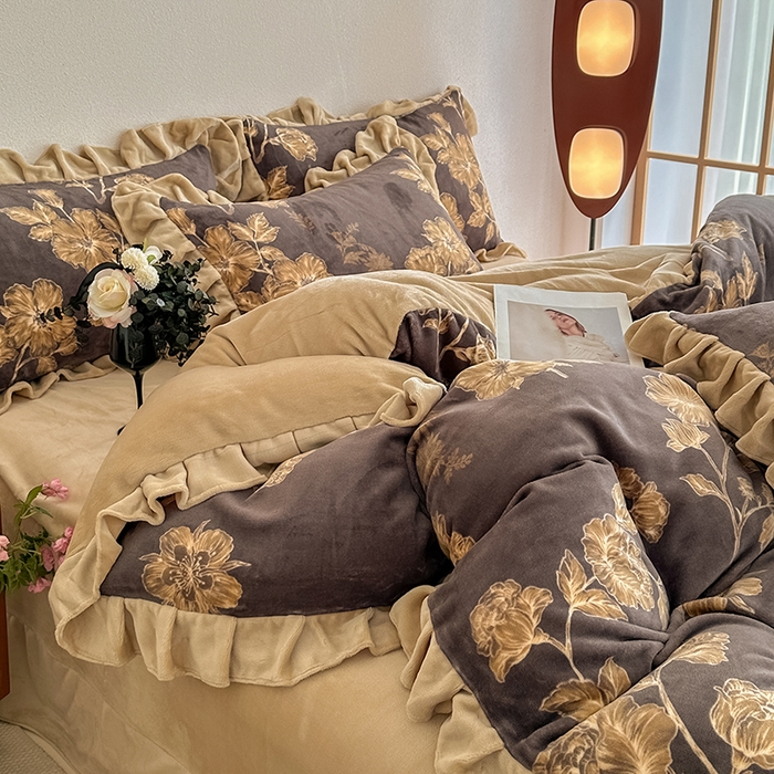 91家纺网 家纺一手货源 找家纺 亿品2025新款直播爆款韩版赫本风高克重牛奶绒四件套床裙款 8.5斤（有买家秀加v） 春枝