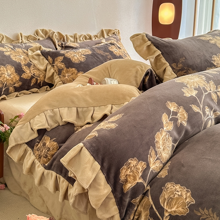 91家纺网 家纺一手货源 找家纺 亿品2025新款直播爆款韩版赫本风高克重牛奶绒四件套床裙款 8.5斤（有买家秀加v） 春枝