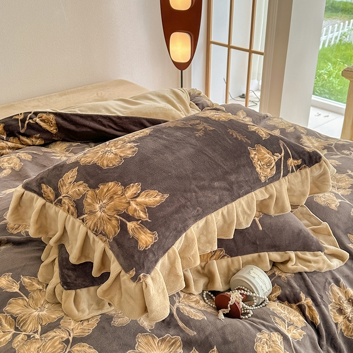 91家纺网 家纺一手货源 找家纺 亿品2025新款直播爆款韩版赫本风高克重牛奶绒四件套床裙款 8.5斤（有买家秀加v） 春枝