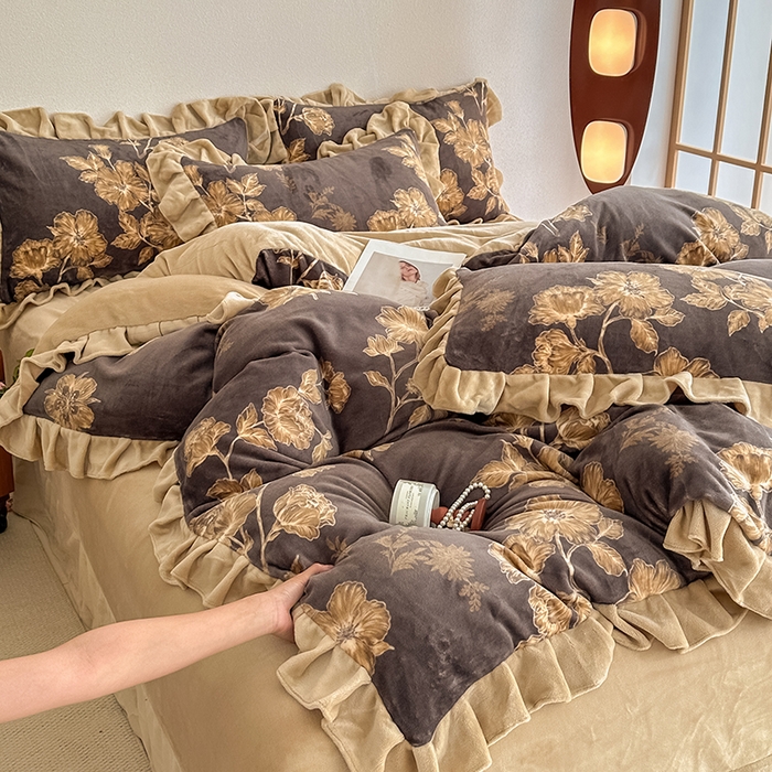 91家纺网 家纺一手货源 找家纺 亿品2025新款直播爆款韩版赫本风高克重牛奶绒四件套床裙款 8.5斤（有买家秀加v） 春枝