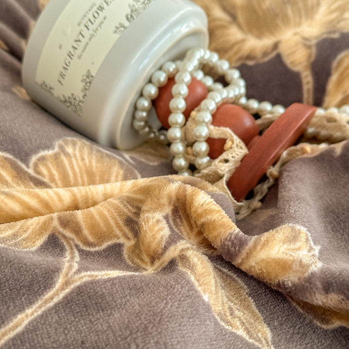 91家纺网 家纺一手货源 找家纺 亿品2025新款直播爆款韩版赫本风高克重牛奶绒四件套床裙款 8.5斤（有买家秀加v） 春枝