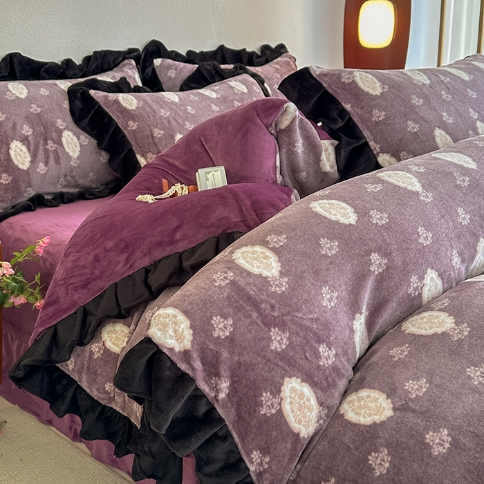 91家纺网 家纺一手货源 找家纺 亿品2025新款直播爆款韩版赫本风高克重牛奶绒四件套床裙款 8.5斤（有买家秀加v） 花浅红