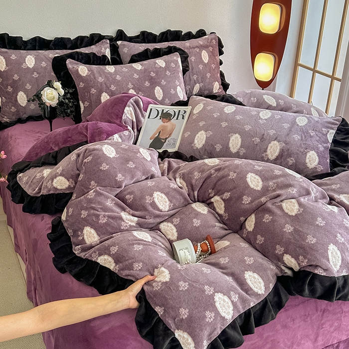 91家纺网 家纺一手货源 找家纺 亿品2025新款直播爆款韩版赫本风高克重牛奶绒四件套床裙款 8.5斤（有买家秀加v） 花浅红