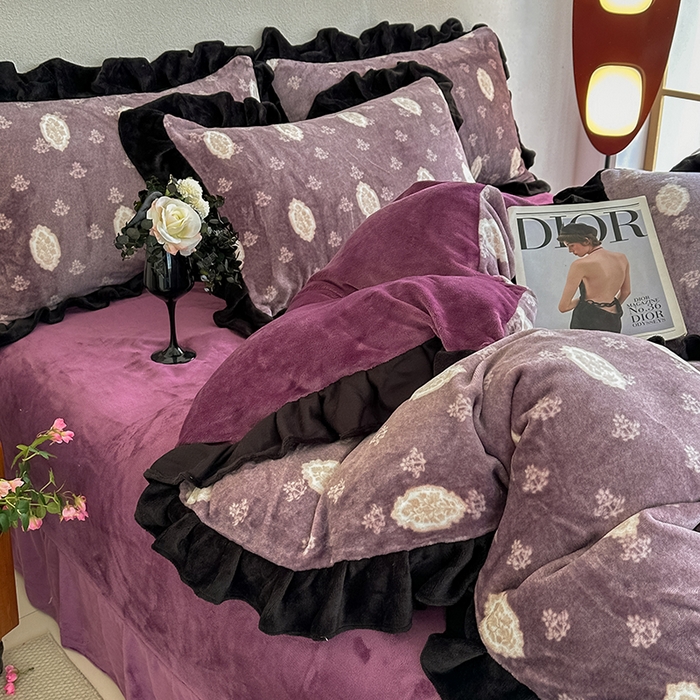 91家纺网 家纺一手货源 找家纺 亿品2025新款直播爆款韩版赫本风高克重牛奶绒四件套床裙款 8.5斤（有买家秀加v） 花浅红