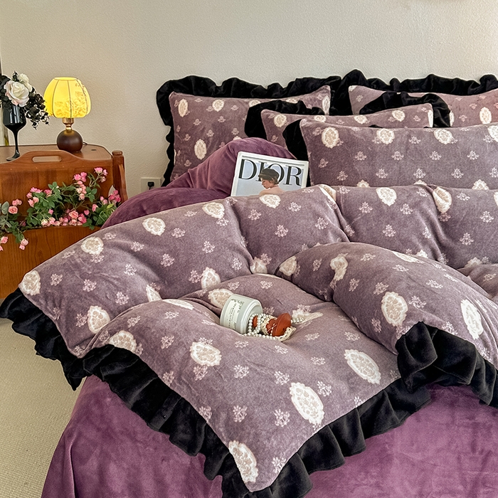 91家纺网 家纺一手货源 找家纺 亿品2025新款直播爆款韩版赫本风高克重牛奶绒四件套床裙款 8.5斤（有买家秀加v） 花浅红