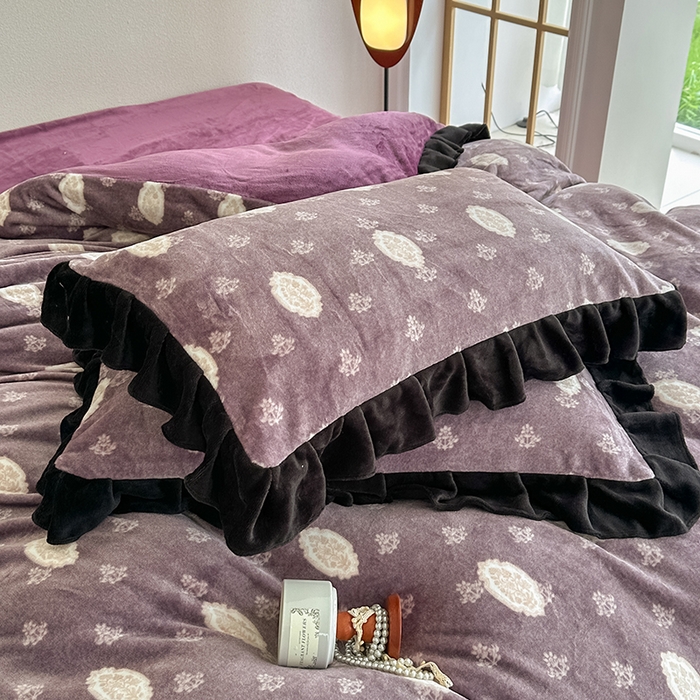 91家纺网 家纺一手货源 找家纺 亿品2025新款直播爆款韩版赫本风高克重牛奶绒四件套床裙款 8.5斤（有买家秀加v） 花浅红