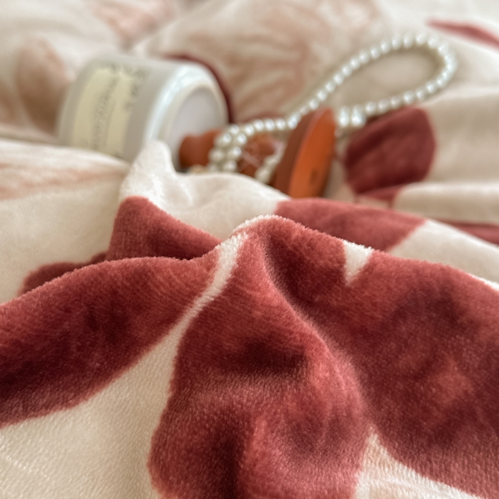 91家纺网 家纺一手货源 找家纺 亿品2025新款直播爆款韩版赫本风高克重牛奶绒四件套床裙款 8.5斤（有买家秀加v） 红叶寄暖