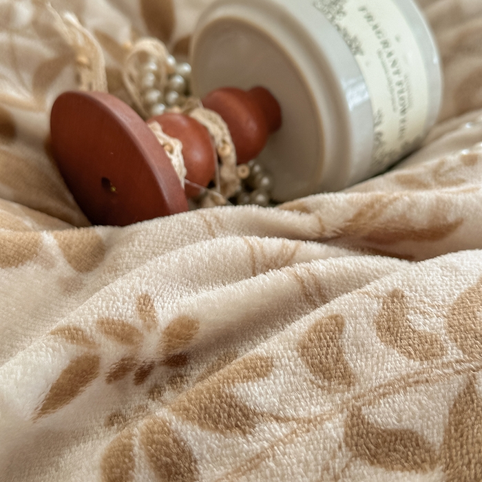 91家纺网 家纺一手货源 找家纺 亿品2025新款直播爆款韩版赫本风高克重牛奶绒四件套床裙款 8.5斤（有买家秀加v） 扶苏