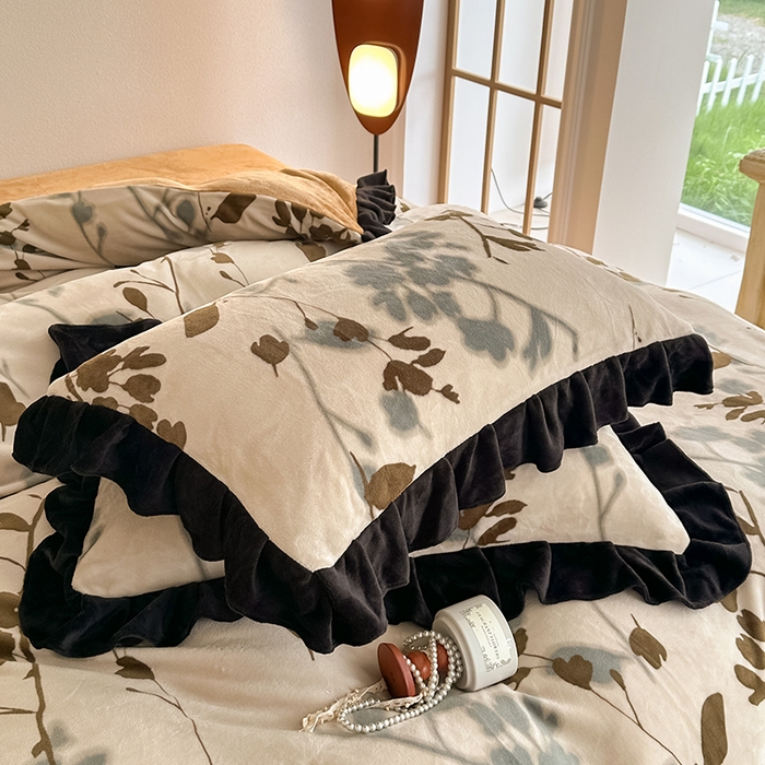 91家纺网 家纺一手货源 找家纺 亿品2025新款直播爆款韩版赫本风高克重牛奶绒四件套床裙款 8.5斤（有买家秀加v） 水树风闲