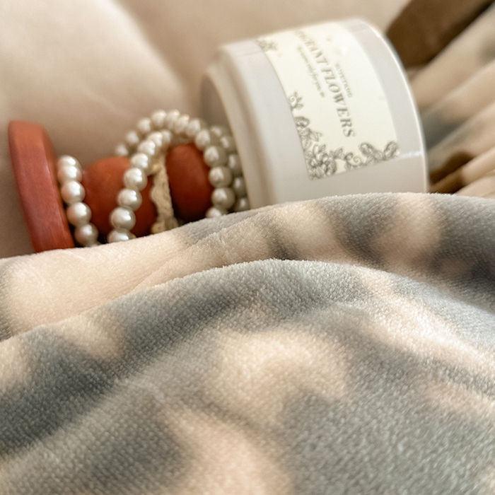 91家纺网 家纺一手货源 找家纺 亿品2025新款直播爆款韩版赫本风高克重牛奶绒四件套床裙款 8.5斤（有买家秀加v） 水树风闲