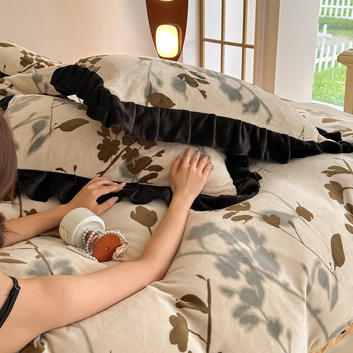 91家纺网 家纺一手货源 找家纺 亿品2025新款直播爆款韩版赫本风高克重牛奶绒四件套床裙款 8.5斤（有买家秀加v） 水树风闲