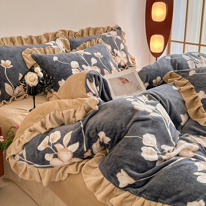 91家纺网 家纺一手货源 找家纺 亿品2025新款直播爆款韩版赫本风高克重牛奶绒四件套床裙款 8.5斤（有买家秀加v） 花语