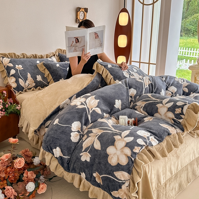 91家纺网 家纺一手货源 找家纺 亿品2025新款直播爆款韩版赫本风高克重牛奶绒四件套床裙款 8.5斤（有买家秀加v） 花语