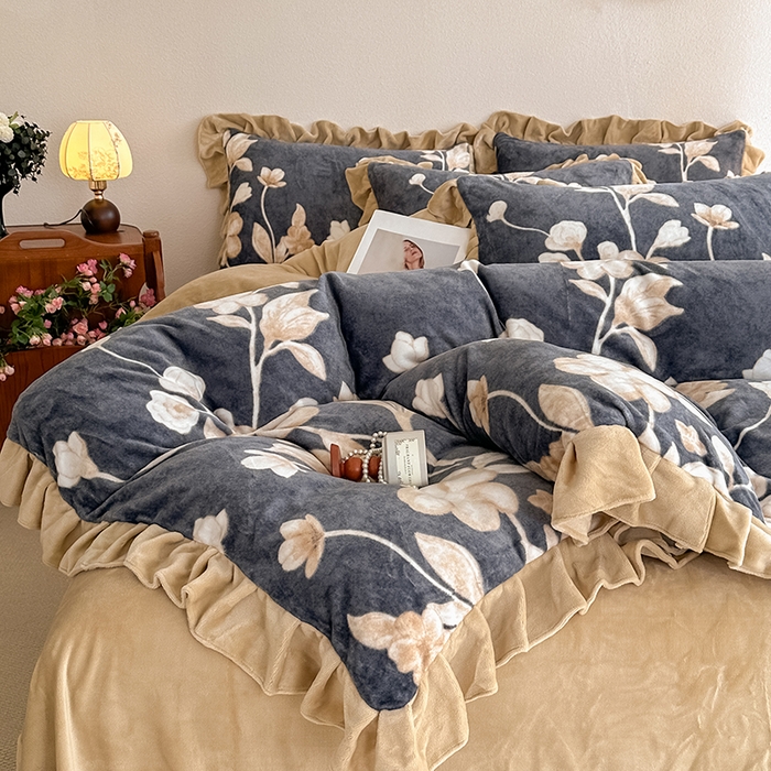 91家纺网 家纺一手货源 找家纺 亿品2025新款直播爆款韩版赫本风高克重牛奶绒四件套床裙款 8.5斤（有买家秀加v） 花语