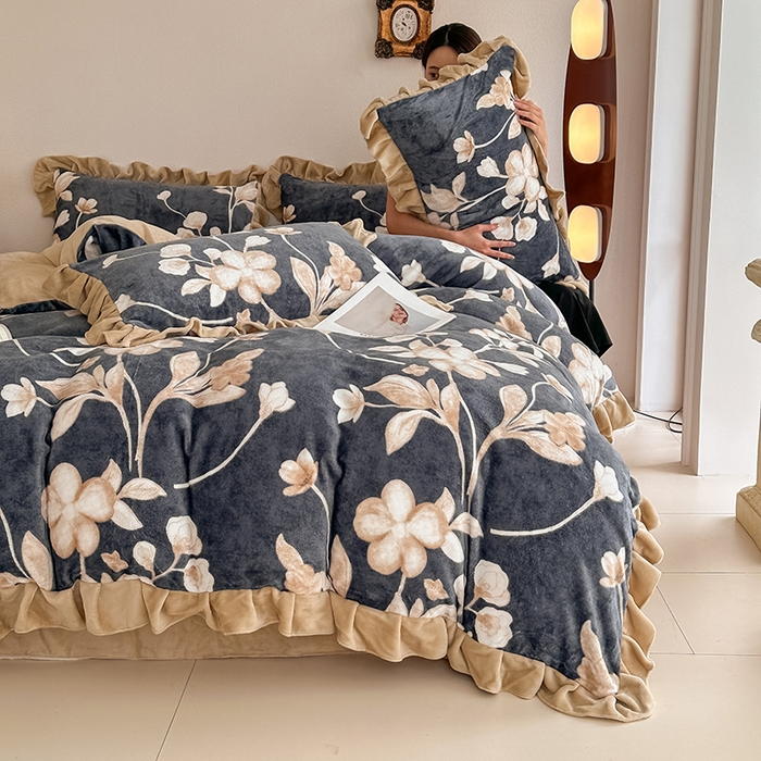 91家纺网 家纺一手货源 找家纺 亿品2025新款直播爆款韩版赫本风高克重牛奶绒四件套床裙款 8.5斤（有买家秀加v） 花语