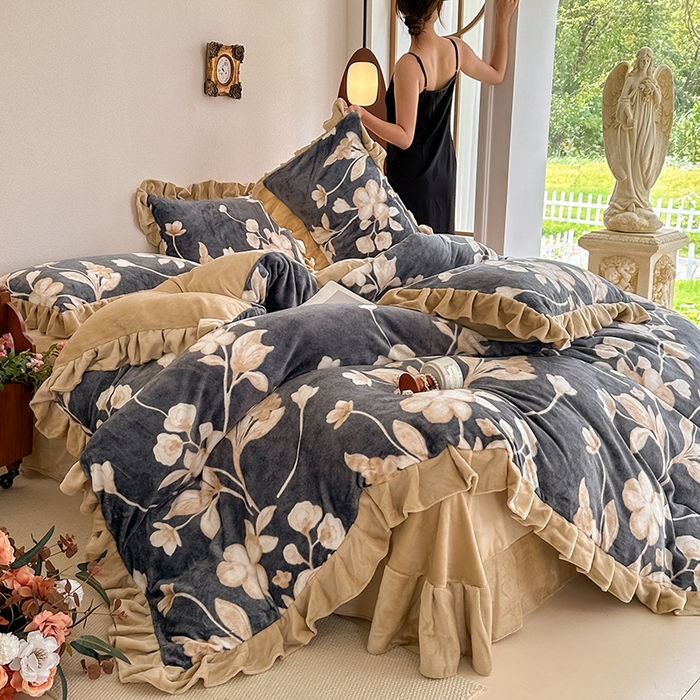 91家纺网 家纺一手货源 找家纺 亿品2025新款直播爆款韩版赫本风高克重牛奶绒四件套床裙款 8.5斤（有买家秀加v） 花语,花语