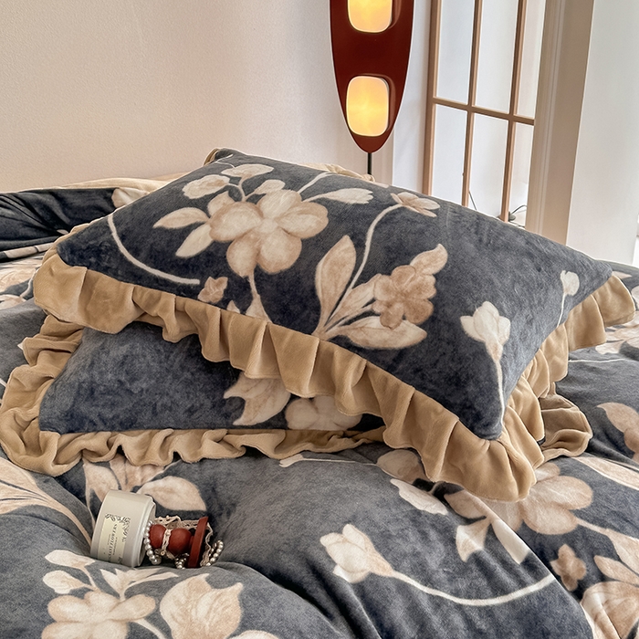 91家纺网 家纺一手货源 找家纺 亿品2025新款直播爆款韩版赫本风高克重牛奶绒四件套床裙款 8.5斤（有买家秀加v） 花语