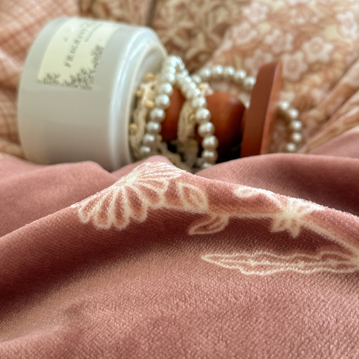 91家纺网 家纺一手货源 找家纺 亿品2025新款直播爆款韩版赫本风高克重牛奶绒四件套床裙款 8.5斤（有买家秀加v） 露娜