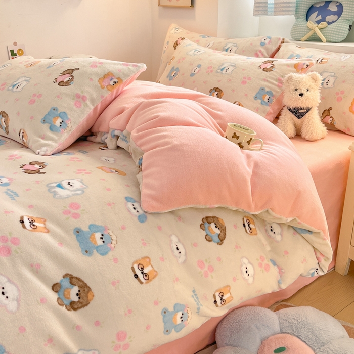 91家纺网 家纺一手货源 找家纺 莱米家纺 2025新款小版牛奶绒印花四件套系列 汪汪乐园