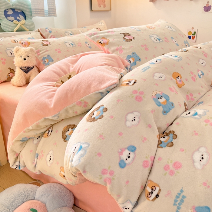 91家纺网 家纺一手货源 找家纺 莱米家纺 2025新款小版牛奶绒印花四件套系列 汪汪乐园