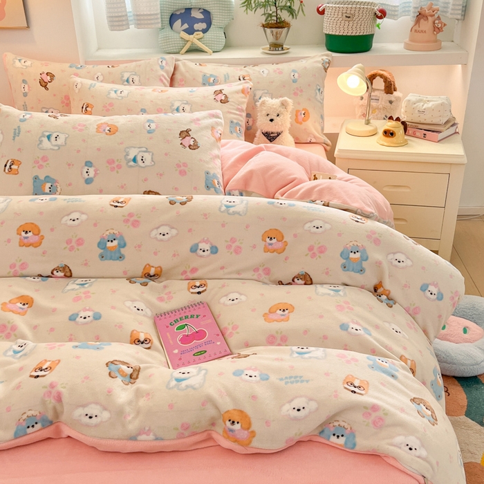 91家纺网 家纺一手货源 找家纺 莱米家纺 2025新款小版牛奶绒印花四件套系列 汪汪乐园