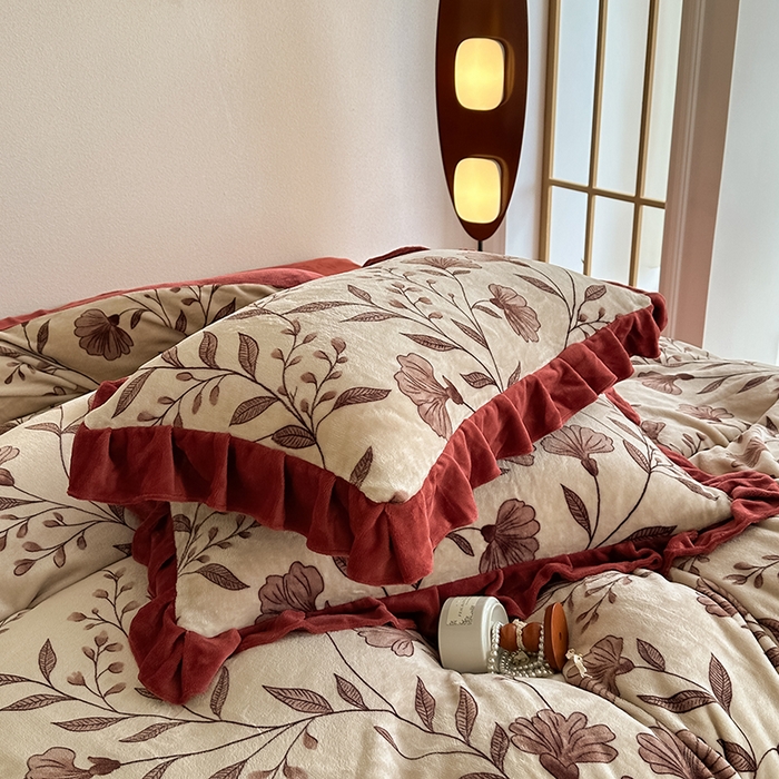 91家纺网 家纺一手货源 找家纺 亿品2025新款直播爆款韩版赫本风高克重牛奶绒四件套床裙款 8.5斤（有买家秀加v） 漫花飞舞