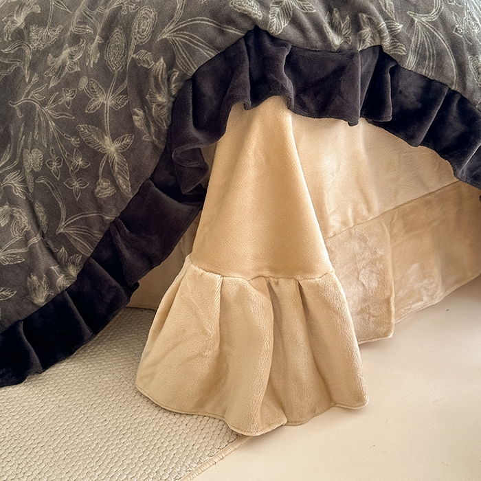 91家纺网 家纺一手货源 找家纺 亿品2025新款直播爆款韩版赫本风高克重牛奶绒四件套床裙款 8.5斤（有买家秀加v） 摩登时代