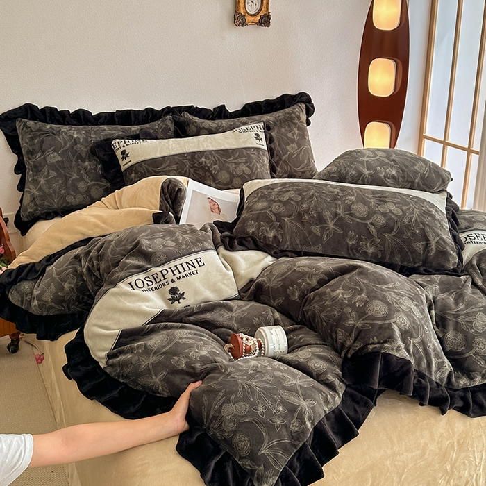 91家纺网 家纺一手货源 找家纺 亿品2025新款直播爆款韩版赫本风高克重牛奶绒四件套床裙款 8.5斤（有买家秀加v） 摩登时代