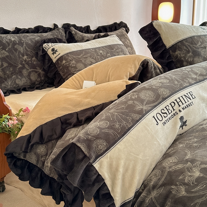 91家纺网 家纺一手货源 找家纺 亿品2025新款直播爆款韩版赫本风高克重牛奶绒四件套床裙款 8.5斤（有买家秀加v） 摩登时代