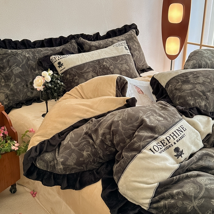 91家纺网 家纺一手货源 找家纺 亿品2025新款直播爆款韩版赫本风高克重牛奶绒四件套床裙款 8.5斤（有买家秀加v） 摩登时代