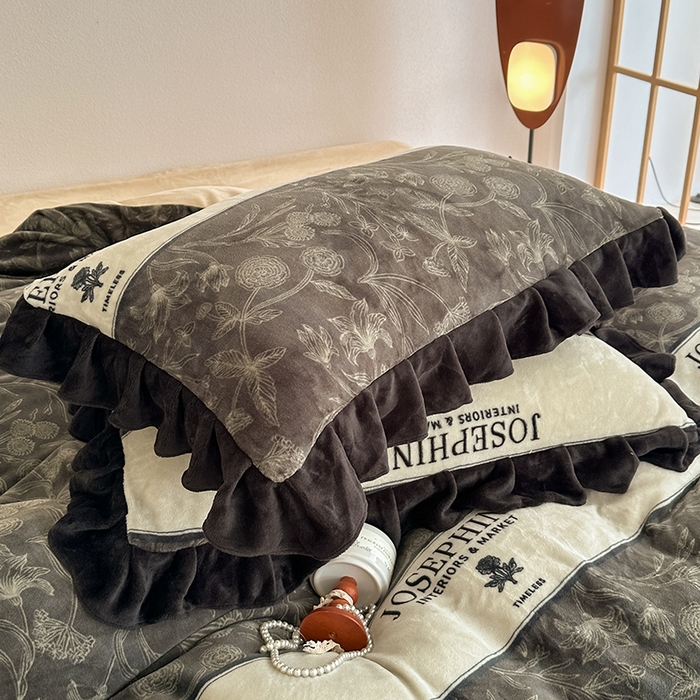 91家纺网 家纺一手货源 找家纺 亿品2025新款直播爆款韩版赫本风高克重牛奶绒四件套床裙款 8.5斤（有买家秀加v） 摩登时代