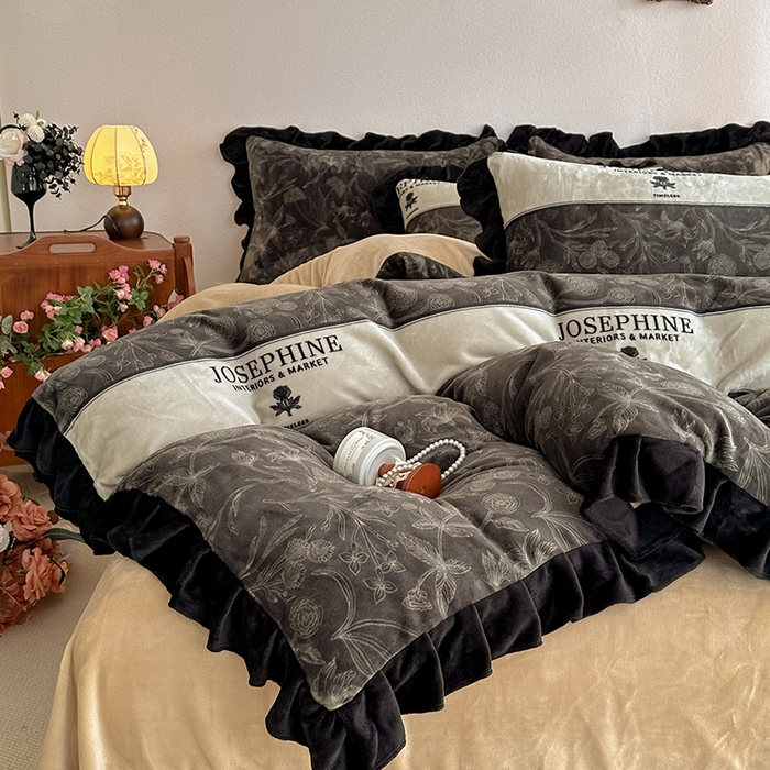 91家纺网 家纺一手货源 找家纺 亿品2025新款直播爆款韩版赫本风高克重牛奶绒四件套床裙款 8.5斤（有买家秀加v） 摩登时代