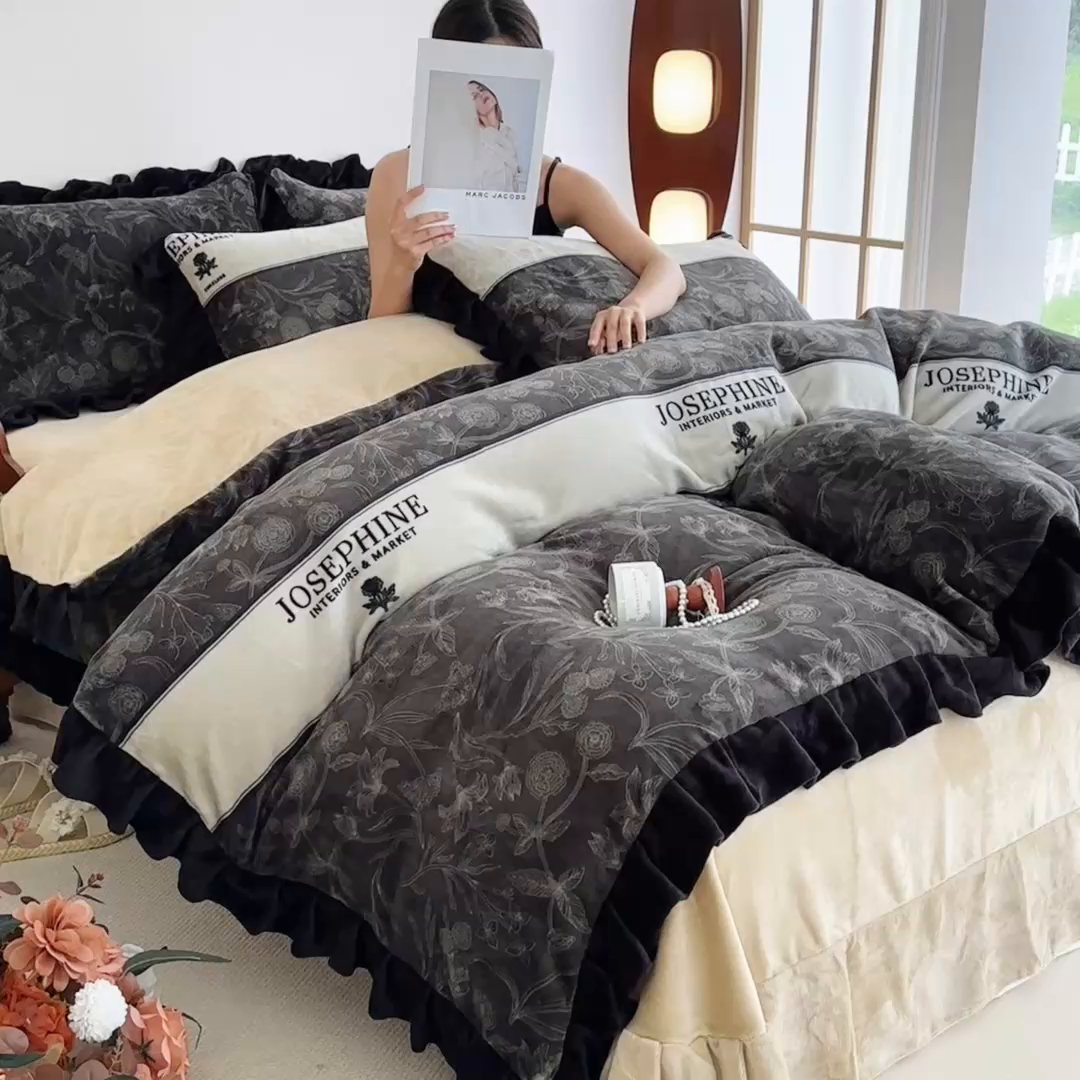 91家纺网 家纺一手货源 找家纺 亿品2025新款直播爆款韩版赫本风高克重牛奶绒四件套床裙款 8.5斤（有买家秀加v） 摩登时代