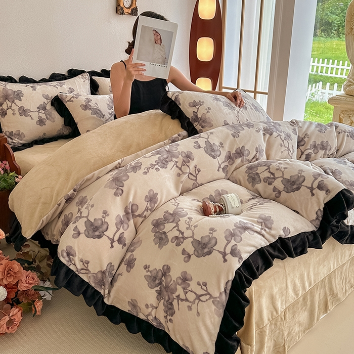 91家纺网 家纺一手货源 找家纺 亿品2025新款直播爆款韩版赫本风高克重牛奶绒四件套床裙款 8.5斤（有买家秀加v） 花边紫韵