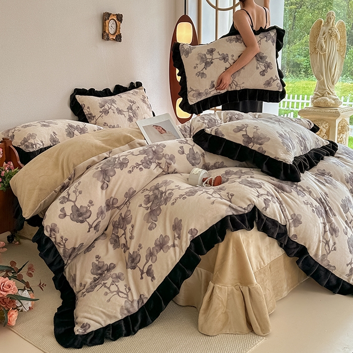 91家纺网 家纺一手货源 找家纺 亿品2025新款直播爆款韩版赫本风高克重牛奶绒四件套床裙款 8.5斤（有买家秀加v） 花边紫韵,花边紫韵