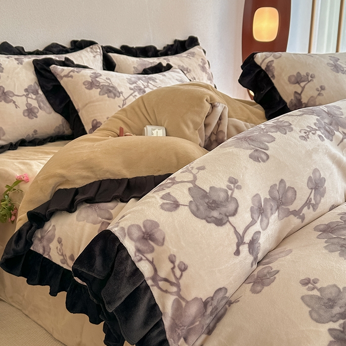 91家纺网 家纺一手货源 找家纺 亿品2025新款直播爆款韩版赫本风高克重牛奶绒四件套床裙款 8.5斤（有买家秀加v） 花边紫韵