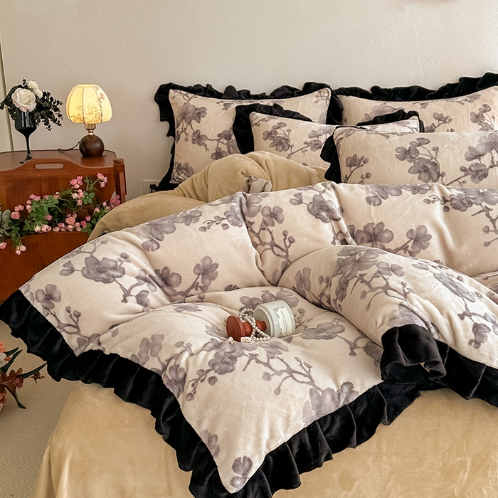 91家纺网 家纺一手货源 找家纺 亿品2025新款直播爆款韩版赫本风高克重牛奶绒四件套床裙款 8.5斤（有买家秀加v） 花边紫韵