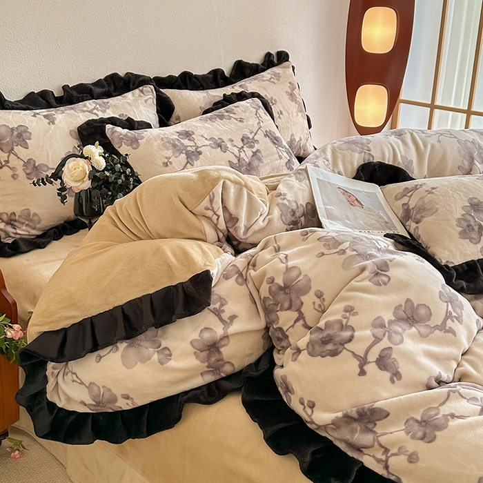 91家纺网 家纺一手货源 找家纺 亿品2025新款直播爆款韩版赫本风高克重牛奶绒四件套床裙款 8.5斤（有买家秀加v） 花边紫韵